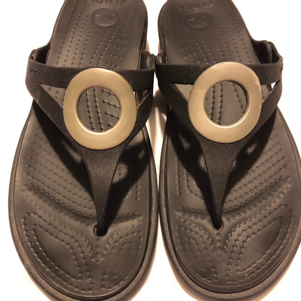CROCS Sanrah flip flops black w/silver. (Size 9)